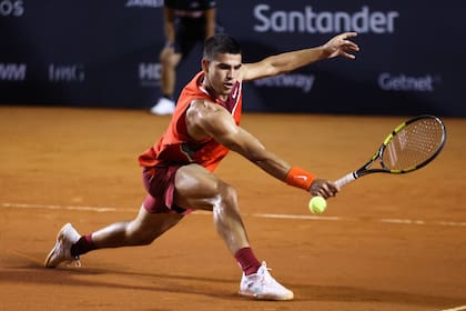 Carlos Alcaraz, esta semana en el Río Open: el español de 18 años impacta por su tenis y crecimiento físico.