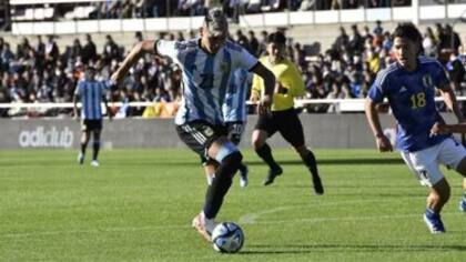 Carlos Alcaraz fue titular en el Sub 23 de Mascherano ante Japón; asistió a Solari en el primer gol argentino