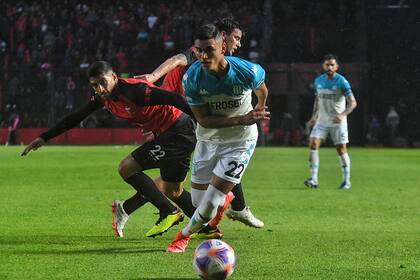 Carlos Alcaraz ingresó en el primer tiempo por el lesionado Emiliano Vecchio y Racing intensificó su búsqueda del gol.