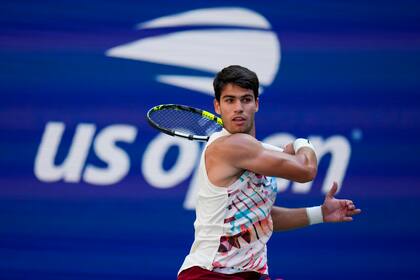 Carlos Alcaraz, of Spain, returns a shot to Daniel Evans, of the United Kingdom, during the third round of the U.S. Open tennis championships, Saturday, Sept. 2, 2023, in New York. (AP Photo/Manu Fernandez)