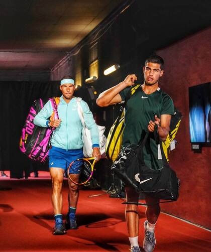 Carlos Alcaraz y Rafael Nadal: una postal del tenis español