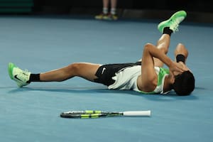 Alcaraz remontó, se impuso ante Djokovic en la final del Australian Open y sigue haciendo historia