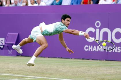 Carlos Alcaraz vuela durante un partido en el ATP 500 de Queen's, donde este domingo jugará la final ante el australiano Alex De Miñaur