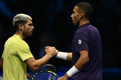 Carlos Alcaraz y Felix Auger-Aliassime, el saludo final