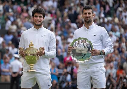 Carlos Alcaraz y Novak Djokovic durante la premiación de Wimbledon