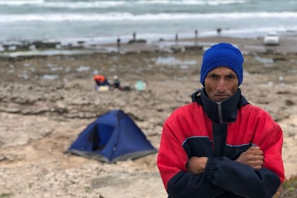 Carlos Alzogaray tiene 34 y años y llegó al balneario bonaerense de Claromecó, desde Mendoza, para participar de "Las 24 horas de la corvina negra"; sin experiencia en la pesca a mar abierto, se consagró campeón del concurso