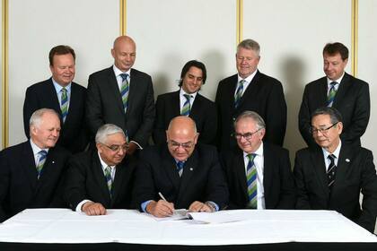 Carlos Araujo, presidente de la UAR, firmando la presencia de la Argentina en el Súper Rugby