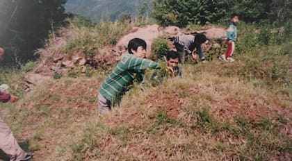 Carlos Arturo junto a su hermana visitando la tumba de su madre en Corea del Sur.