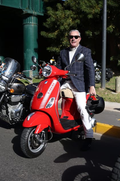 Carlos asistió con su Piaggio Vespa Abarth 150