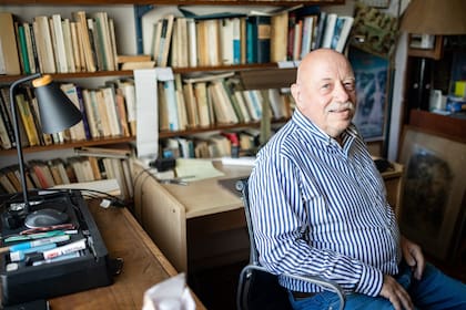 Carlos Astarita, historiador especializado en Edad Media, en su casa en Constitución. CABA.