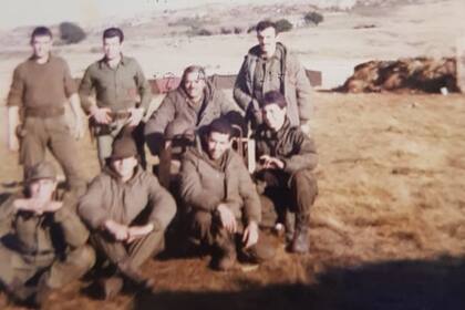 Carlos Azuaga junto a sus compañeros en la guerra