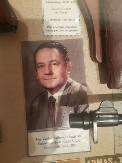 Carlos Ballester Molina hijo junto a la pistola semiautomática Ballester Molina en el Museo de Armas de Buenos Aires