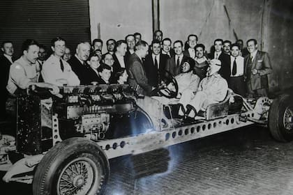 Carlos Ballester Molina padre prueba uno de los motores y chasis construidos en Hafdasa