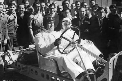 Carlos Ballester Molina, uno de los creadores de la pistola argentina usada oficialmente por el Ejército Argentino, prueba un motor diesel también realizado en Hafdasa