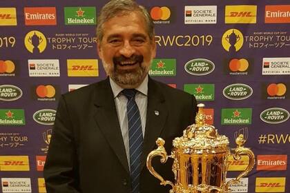 Carlos Barbieri, tesorero de la UAR, con la Copa del Mundo de rugby