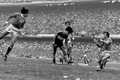 Carlos Barisio en la Bombonera, neutralizando un cabezazo de Diego Maradona: fue en 1981, cuando Ferro le peleó el título a Boca