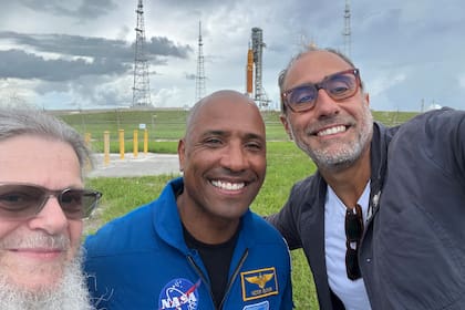 Carlos Bayala y Gustavo Santaolalla junto a Victor Glover, astronauta de la NASA, en el despegue de la misión Artemis