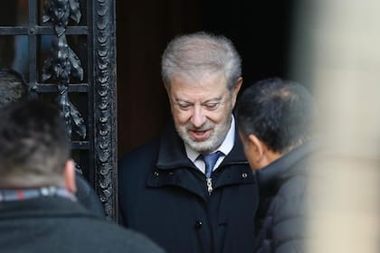 Carlos Beraldi, abogado, al salir de la casa de Cristina Kirchner, en San José y Humberto Primo