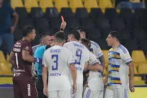 Boca pierde con Barcelona: se lesionó Brey, se salvó de un penal y están 10 contra 10