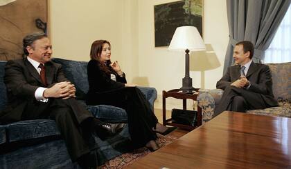 Carlos Bettini, Cristina Kirchner y Rodríguez Zapatero, en una visita de la expresidenta en 2004