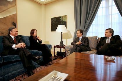 Carlos Bettini, sentado junto a Cristina Kirchner en la reunión con José Luis Rodríguez Zapatero y Alberto Fernández