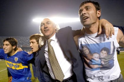 Carlos Bianchi celebra, en Brasil, la conquista de la Copa Libertadores 2003