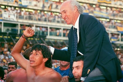 Carlos Bianchi celebra su primer campeonato como entrenador de Boca, en 1998; abajo el Patrón Bermúdez, hoy como integrante del Consejo de Fútbol liderado por Riquelme