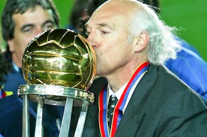 Carlos Bianchi con la copa intercontinental que ganó con Boca en 2003