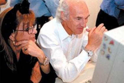Carlos Bianchi, con su esposa Margarita, frente a una computadora