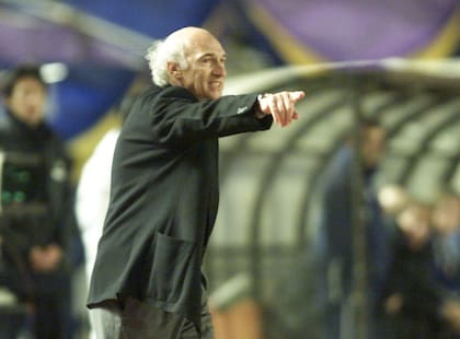 Carlos Bianchi gives instructions during Boca's match against Real Madrid in Tokyo