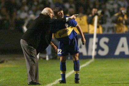 Carlos Bianchi dándole indicaciones a Sebastián Battaglia; su ingreso frente a River, en la Bombonera, fue un cambio decisivo del Virrey en el recorrido para conquistar la Copa Libertadores 2000