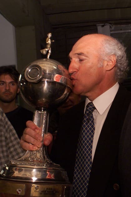 Carlos Bianchi dándole un beso al trofeo en el año 2000: "Ya gané dos copas Libertadores, no sé si se volverá a dar", dijo en San Pablo; luego lo conquistaría en Boca en 2001 y 2003.