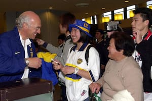 Carlos Bianchi empezó a firmar autógrafos no bien llegó Boca al aeropuerto internacional de Tokio, la antesala de un gran viaje que finalizaría con Boca levantando la Copa Europeo-Sudamericana ante Real Madrid, el 28 de noviembre de 2000