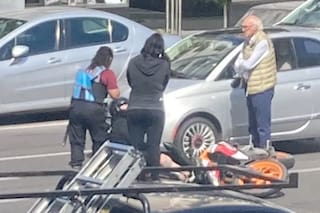 Un motociclista chocó contra el auto de Carlos Bianchi, que estaba detenido en un semáforo