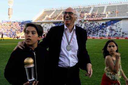 Carlos Bianchi fue homenajeado por su club Vélez Sarsfield en el 25 aniversario de la obtención de la Copa Intercontinental ante el Milan