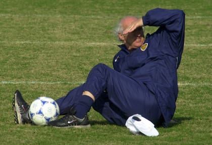 Carlos Bianchi looks at journalists present at Boca's training session at Nishigaoka Stadium, on November 26, 2000.