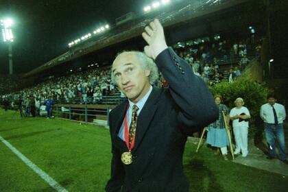 Carlos Bianchi saluda a la tribuna de Vélez en el Amalfitani; la de la Interamericana fue la última medalla que se colgó con el conjunto de Liniers