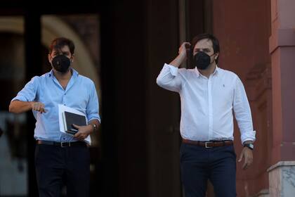 Carlos Bianco, jefe de gabinete bonaerense, y el viceministro de Salud, Nicolás Kreplak, al abandonar la Casa Rosada