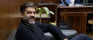 Operaron en España al ministro de Gobierno bonaerense y no pudo regresar al país junto a Kicillof