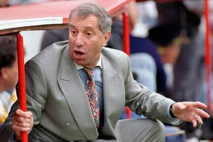 Carlos Bilardo durante un partido de Estudiantes en 1996