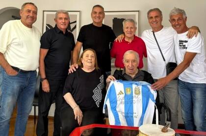 Carlos Bilardo en su cumpleaños 87°, con su esposa Gloria, su asistente de siempre Carlos Pachamé y cinco campeones del mundo de México '86: Garré, Burruchaga, Islas, Ruggeri y Giusti