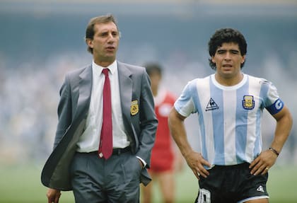 Carlos Bilardo junto a Diego Maradona en el Mundial de México 86, donde Argentina eliminó a Inglaterra con la histórica camiseta azul y luego fue campeón con la tradicional celeste y blanca