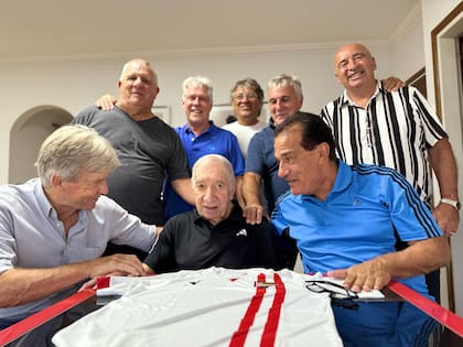 Carlos Bilardo, rodeado de exjugadores de Estudiantes, que lograron el título del 82