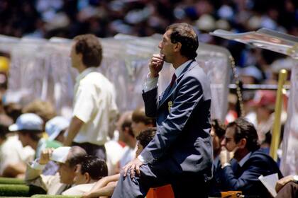 Carlos Bilardo y de lejos, Franz Beckenbauer, durante la final del Mundial de México 1986