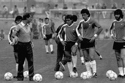 Carlos Bilardo y Jorge Valdano, en la previa del Mundial de México 86. Junto a ellos, Diego Maradona, Pedro Pasculli y Sergio Batista.