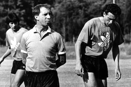 Carlos Bilardo y Jorge Valdano, en una práctica con la selección en 1990