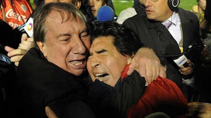 Carlos Bilardo y un abrazo inolvidable con Diego Maradona en Montevideo, luego de clasificarse para Sudáfrica 2010