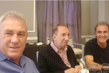 Carlos Bilardo y una imagen de hacer un par de meses, junto con Nery Pumpido y Oscar Ruggeri