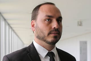 Frustrado por las críticas a su padre, Carlos Bolsonaro se retira de las redes