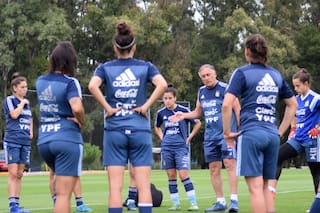 La cuenta pendiente del fútbol femenino: ¿quién le enseña a jugar a las chicas?